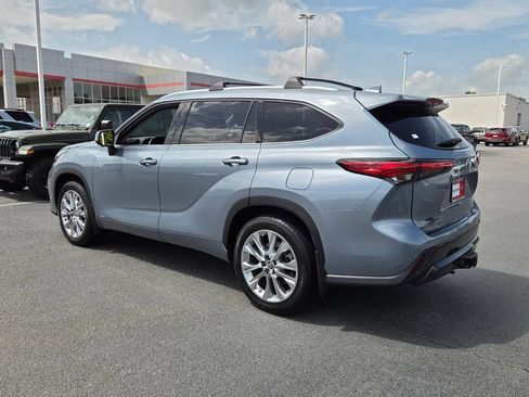Used 2023 Toyota Highlander Limited AWD/4WD image 9
