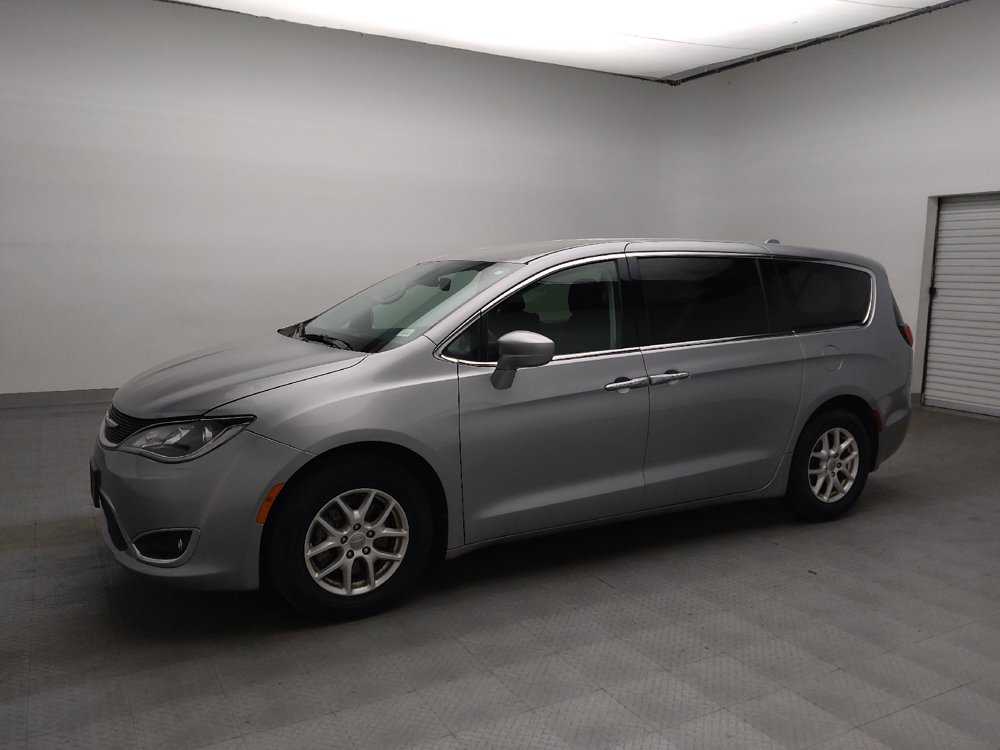 Used 2020 Chrysler Pacifica Touring FWD image 2