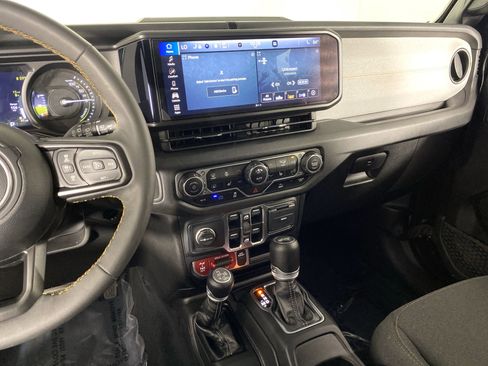 Used 2024 Jeep Wrangler Unlimited AWD/4WD image 27
