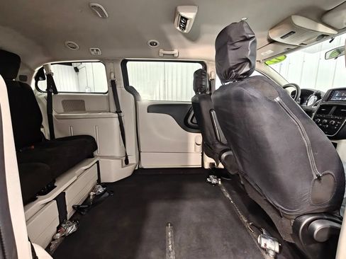 Used 2012 Dodge Grand Caravan SXT FWD image 22