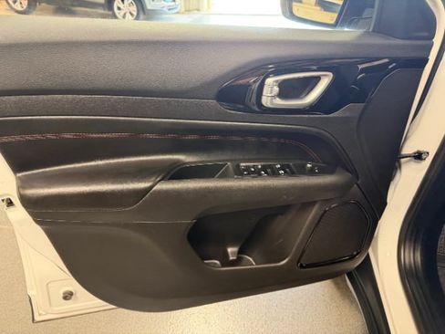 Used 2025 Jeep Compass Trailhawk AWD/4WD image 9