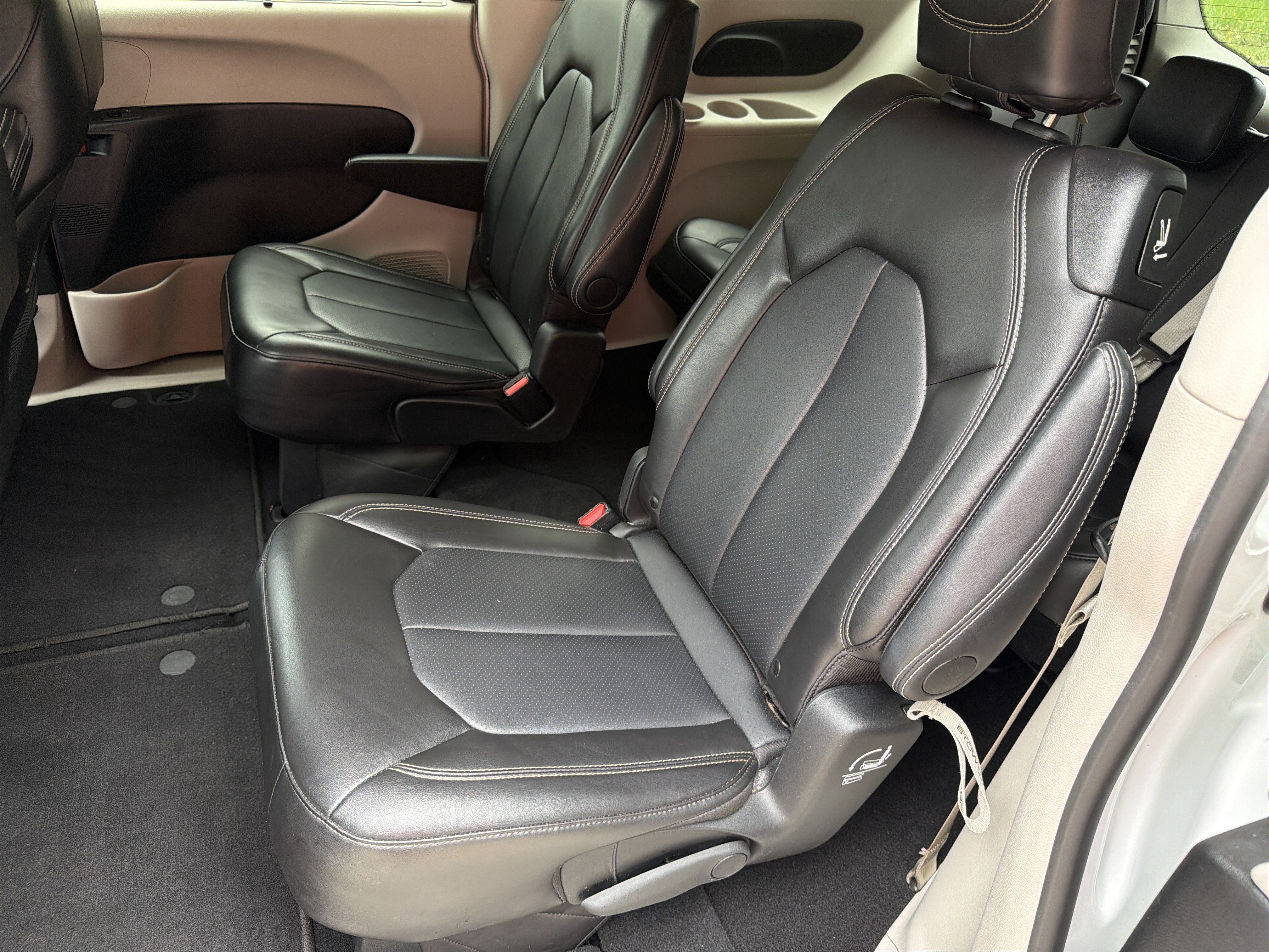 Used 2024 Chrysler Pacifica Touring-L FWD image 18
