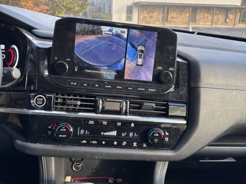 Used 2024 Nissan Pathfinder Platinum image 18