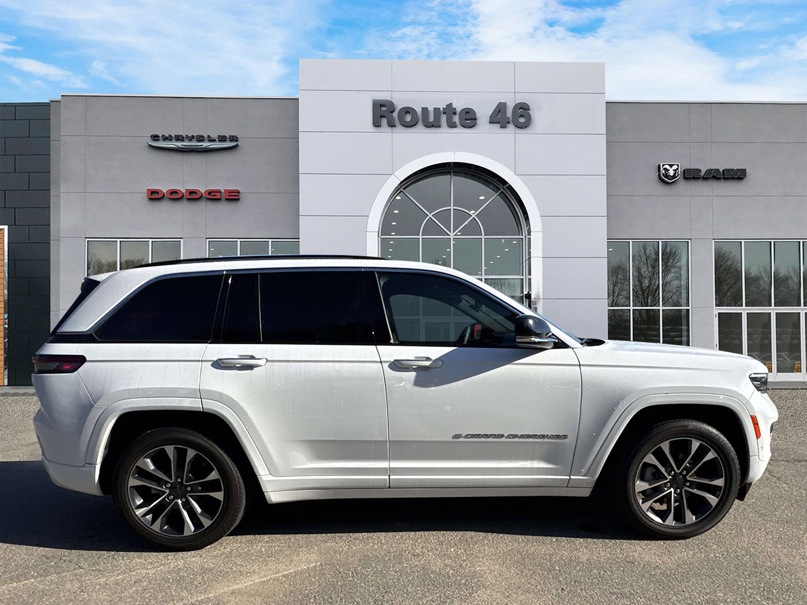 Used 2023 Jeep Grand Cherokee Overland AWD/4WD image 6