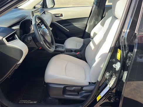 Used 2026 Toyota Corolla Cross L image 11