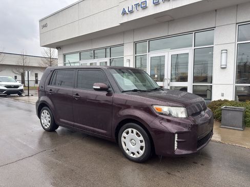 Used 2015 Scion xB image 1