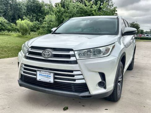 Used 2018 Toyota Highlander LE FWD image 2