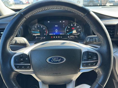 Used 2023 Ford Explorer XLT image 12