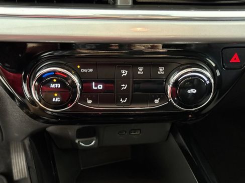 Used 2025 Chevrolet Trax LT w/ LT Convenience Package FWD image 36