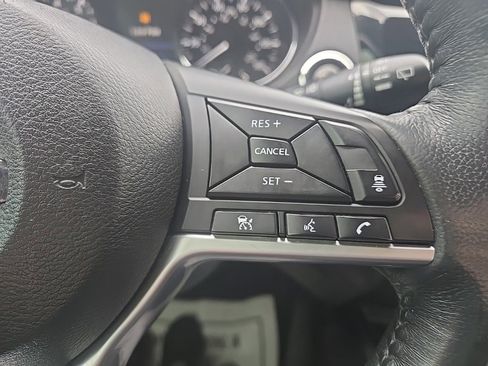 Used 2018 Nissan Rogue SV w/ Premium Package image 18