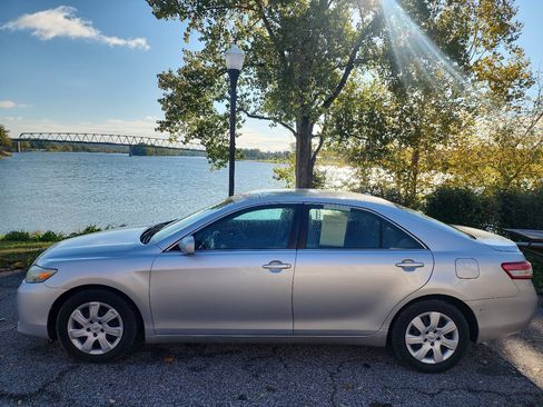 Used 2010 Toyota Camry SE image 2