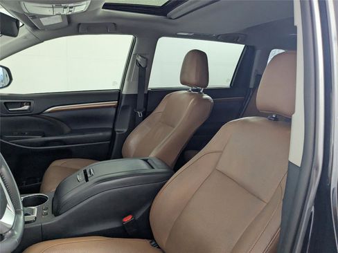 Used 2019 Toyota Highlander Limited image 9