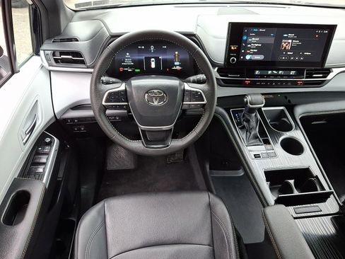 Certified 2025 Toyota Sienna XSE image 12