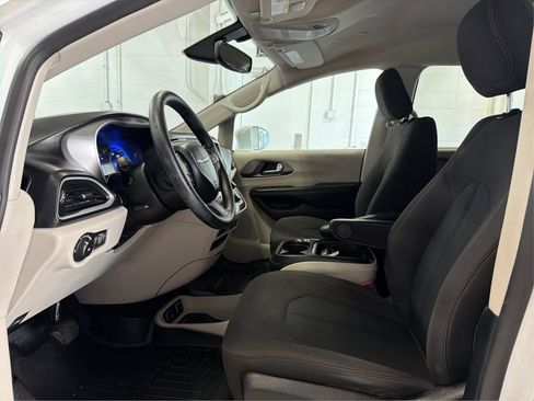 Used 2020 Chrysler Pacifica Touring w/ Tire & Wheel Group image 9
