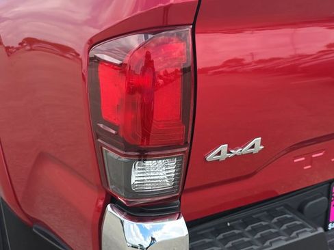 Used 2020 Toyota Tacoma SR5 w/ SR5 Appearance Package (SM) image 33