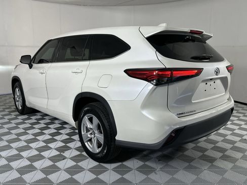 Used 2020 Toyota Highlander LE FWD image 6
