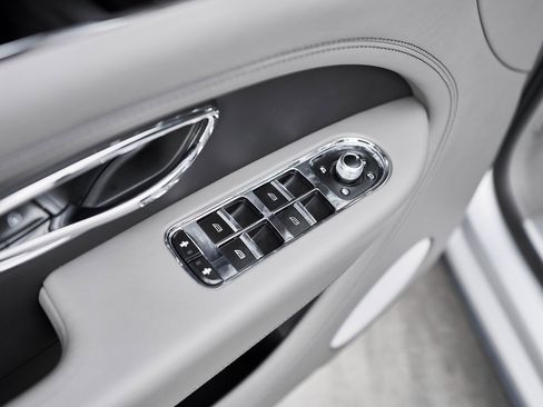 Used 2023 Bentley Bentayga Extended Wheelbase image 30