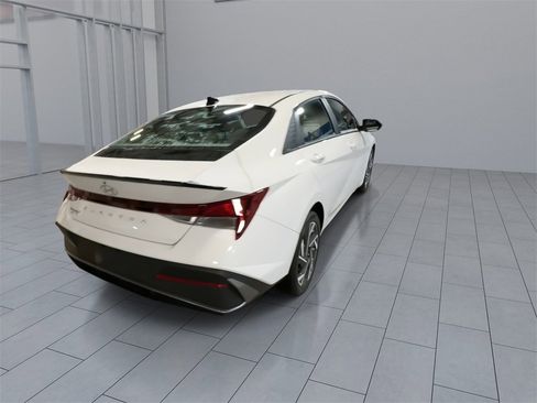 Certified 2025 Hyundai Elantra Sport image 8