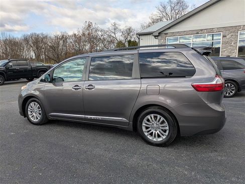 Used 2015 Toyota Sienna XLE w/ XLE Navigation Package image 4
