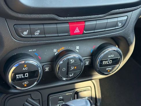Used 2017 Jeep Renegade Limited FWD image 18