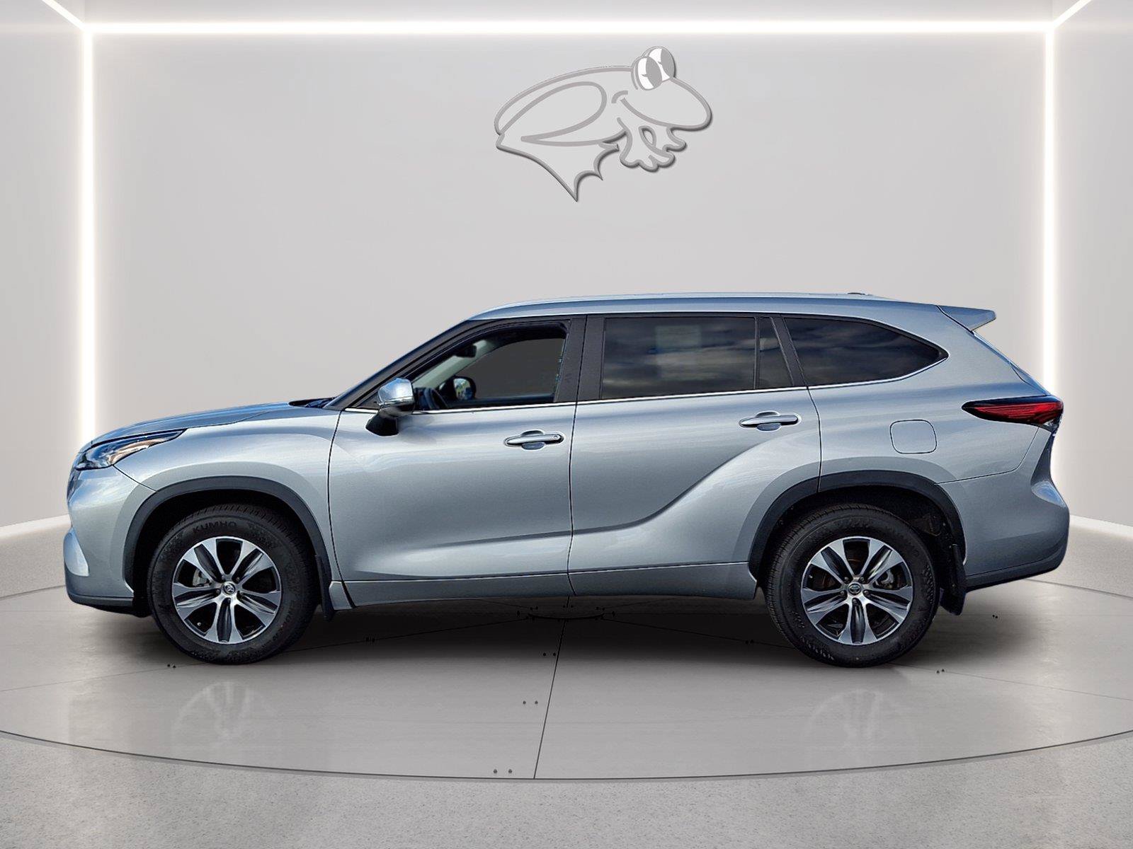 Used 2023 Toyota Highlander XLE AWD/4WD image 2