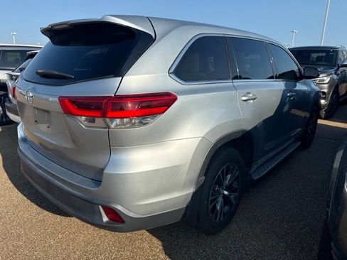 Used 2018 Toyota Highlander LE FWD image 3