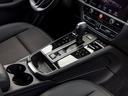 Certified 2025 Porsche Macan image 49