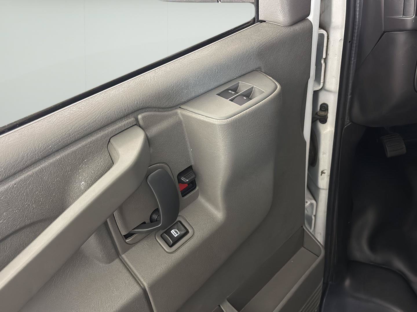 Used 2016 Chevrolet Express 2500 RWD image 15