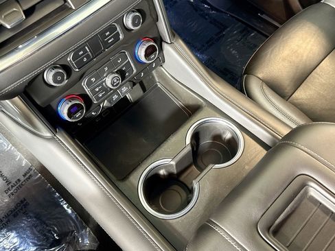 Used 2022 Chevrolet Suburban LT w/ Luxury Package image 16