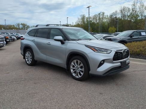 Used 2021 Toyota Highlander Limited AWD/4WD image 2