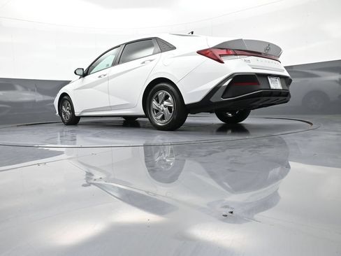 Certified 2025 Hyundai Elantra SE w/ Cargo Package FWD image 31