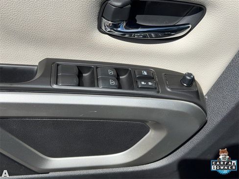 Used 2024 Nissan Titan SV w/ SV Convenience Package image 18