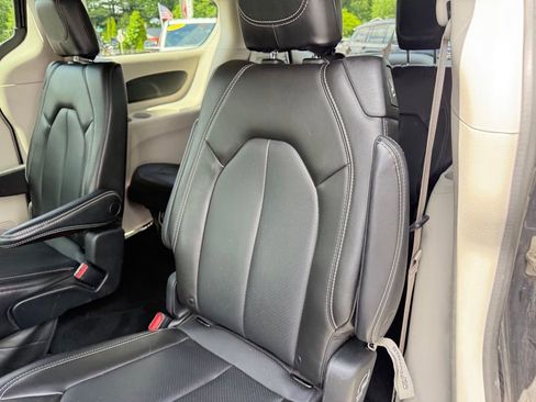 Used 2023 Chrysler Pacifica Touring-L FWD image 20