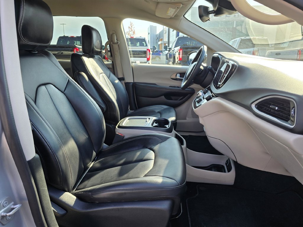 Used 2024 Chrysler Pacifica Touring-L FWD image 15