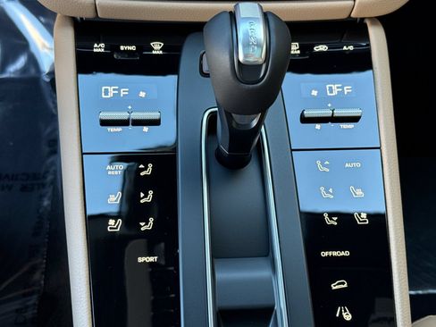 Certified 2026 Porsche Macan AWD/4WD image 25