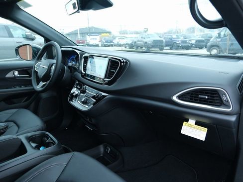 New 2026 Chrysler Voyager LX image 30