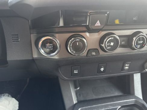 Used 2017 Toyota Tacoma TRD Off-Road image 6