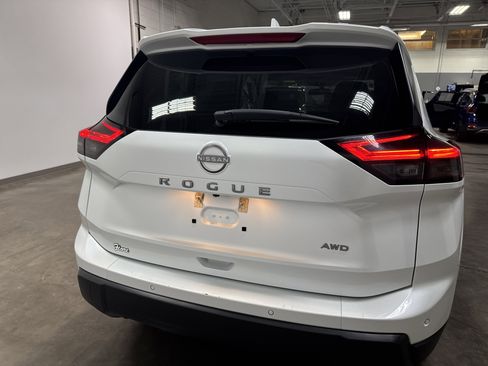 Used 2025 Nissan Rogue SV image 4