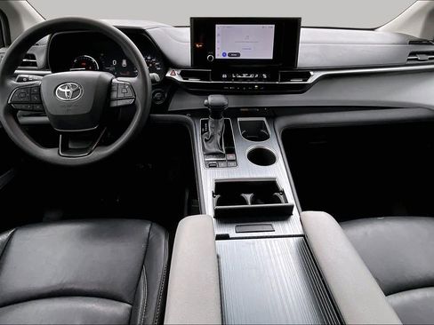Used 2025 Toyota Sienna LE FWD image 16