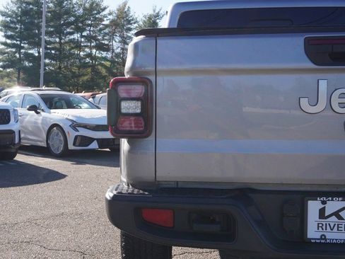 Used 2020 Jeep Gladiator Overland AWD/4WD image 12