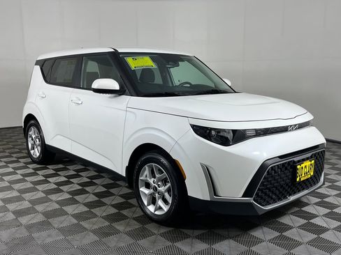 Used 2023 Kia Soul S FWD image 3