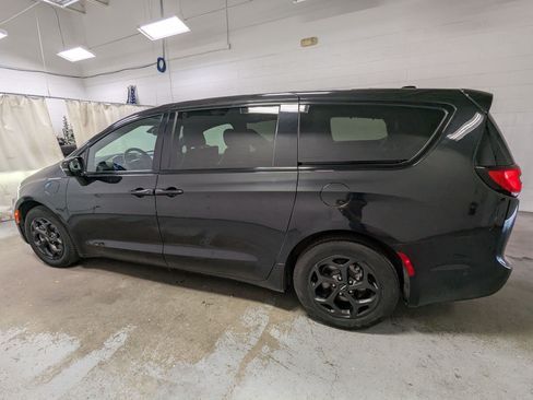 Certified 2023 Chrysler Pacifica Limited FWD image 10