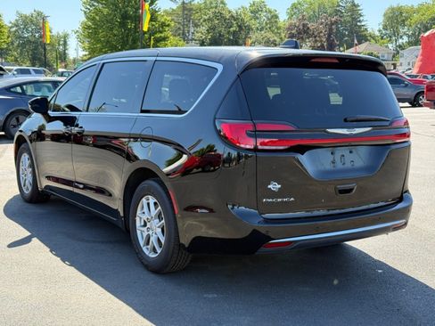 Used 2025 Chrysler Pacifica Select FWD image 6