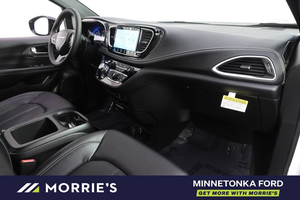 Used 2026 Chrysler Pacifica Select FWD image 16