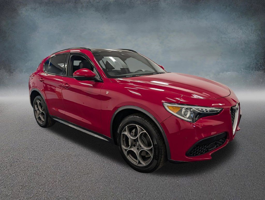 Used 2023 Alfa Romeo Stelvio Ti AWD/4WD image 3