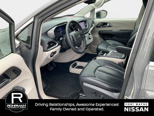 Used 2023 Chrysler Pacifica Touring-L FWD image 11