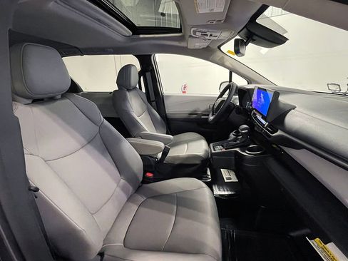 Used 2025 Toyota Sienna XLE image 28