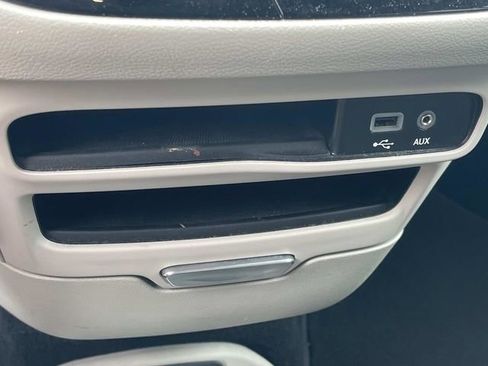 Used 2020 Chrysler Pacifica Touring-L FWD image 34