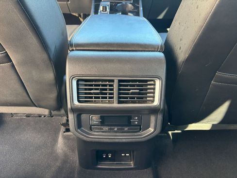 Used 2025 Volkswagen Atlas SE image 24