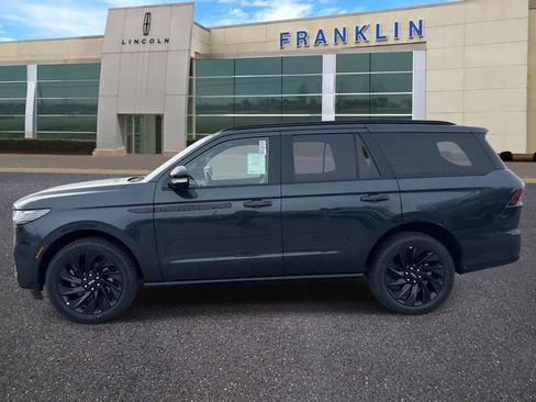 New 2026 Lincoln Navigator Reserve w/ Jet Appearance Package AWD/4WD image 4